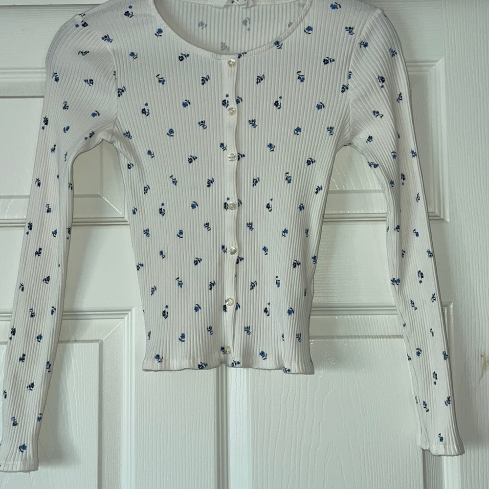 white long sleeve with blue flowers and buttons going down the middle h&m